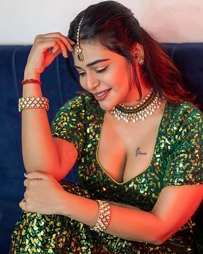 ஆடிப்(பச்சை)... தர்ஷா குப்தா!