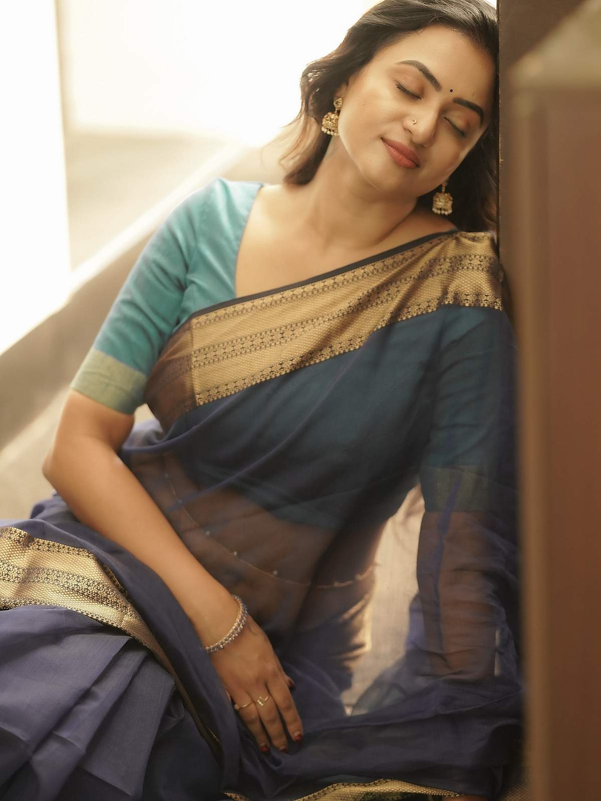 அரை நாணம்... ஜனனி அசோக்குமார்!