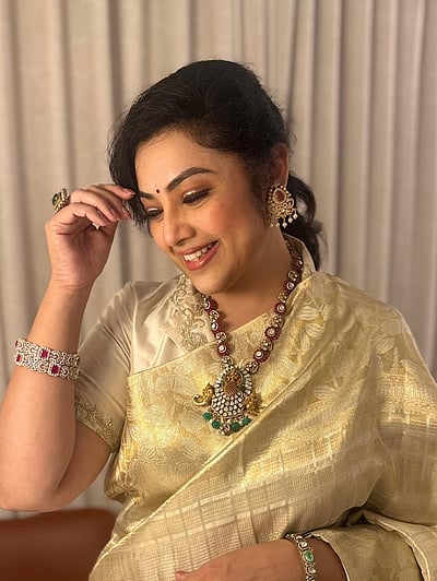 ஜொலிக்கும் அழகு... மீனா!