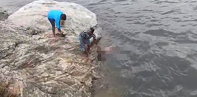 மேட்டூர் அணை உபரி நீரில் அடித்துச் செல்லப்பட்ட முதியவர் மருத்துவமனையில் அனுமதி 