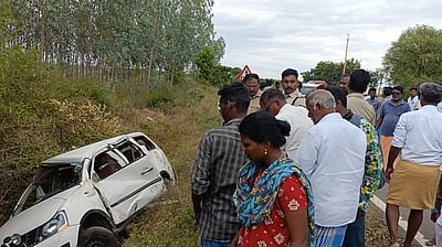 திருக்கோவிலூர் அருகே பள்ளத்தில் கார் கவிழ்ந்தது! 4 பேர் பலி!   