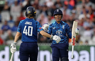 2-வது போட்டியில் இங்கிலாந்து வெற்றி; ஒருநாள் தொடர் சமன்!