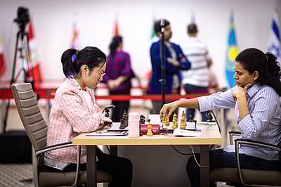 அரையிறுதியின் அருகில் ஹம்பி: 
திவ்யா, ஹரிகா வைஷாலி ஆட்டங்கள் டிரா!