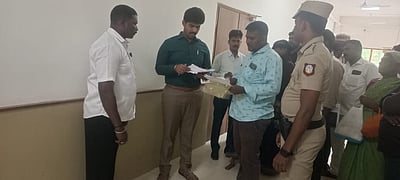 அரசுப் பணி தேர்வில் குளறுபடி: திருவள்ளூர் ஆட்சியரகத்தில் தீக்குளிக்க முயற்சித்த இளைஞரால் பரபரப்பு  