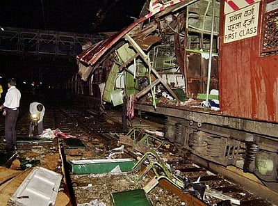மகாராஷ்டிரம்: 180 போ் பலியான ரயில் குண்டுவெடிப்பு வழக்கு: 
குற்றஞ்சாட்டப்பட்ட 12 பேரை விடுதலை செய்து உயா் நீதிமன்றம் உத்தரவு