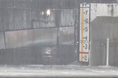 மும்பையில் கனமழை: தேங்கிய மழைநீரால் போக்குவரத்து பாதிப்பு 