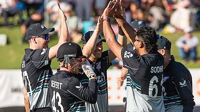 முத்தரப்பு தொடர்: தென்னாப்பிரிக்காவை வீழ்த்தி நியூசிலாந்து அபாரம்!