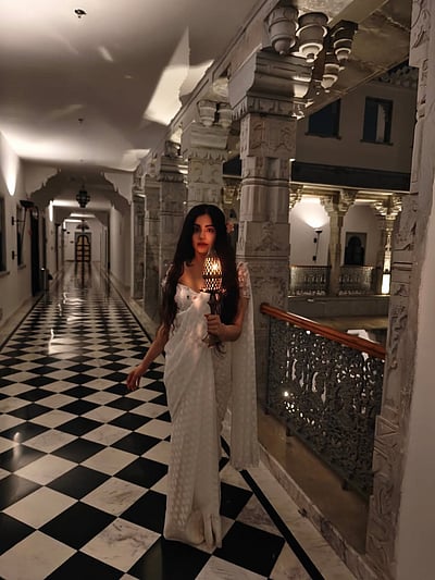 காரிருளில் வெண்ணிலவு... அதா ஷர்மா!