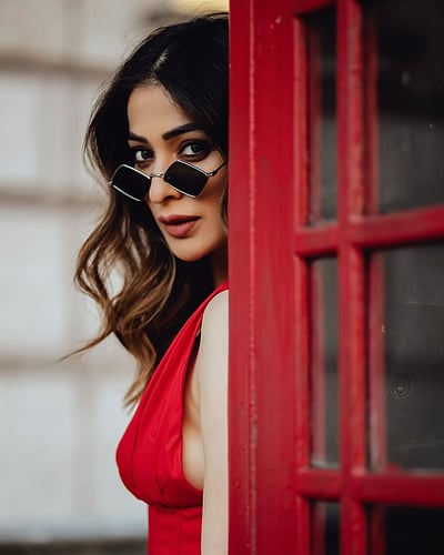 ரெட் ரோஸ்... ராய் லட்சுமி!