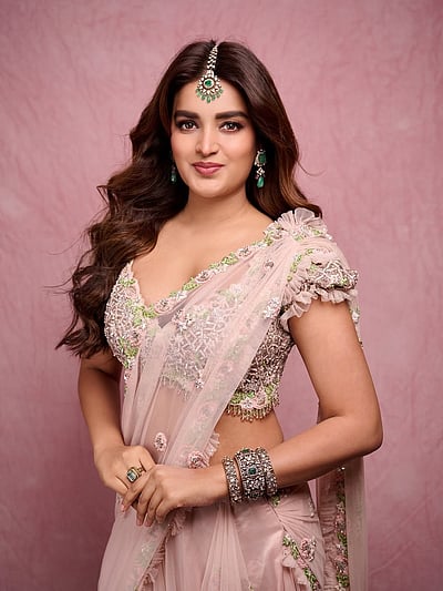 மந்திரப் புன்னகை... நிதி அகர்வால்!