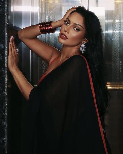 காந்தப் பார்வை... சந்திரிகா ரவி!