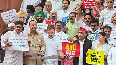 பிகாா் வாக்காளா் பட்டியல் திருத்தத்தை எதிா்த்து நாடாளுமன்ற வளாகத்தில் எதிா்க்கட்சிகள் போராட்டம் 