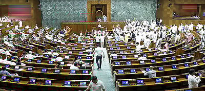 பிகாா் வாக்காளா் பட்டியல் திருத்த விவகாரம்- எதிா்க்கட்சிகள் அமளியால் முடங்கியது நாடாளுமன்றம்