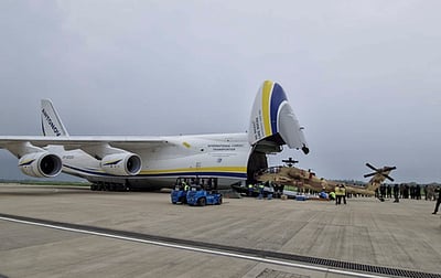 இந்திய ராணுவத்திடம் 3 அப்பாச்சி ஹெலிகாப்டா்களை ஒப்படைத்த போயிங் நிறுவனம்