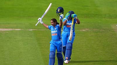வெற்றியை தந்தைக்குச் சமர்ப்பித்த  ஹர்மன்ப்ரீத்..! ஒரே போட்டியில் பல சாதனைகள்! 
