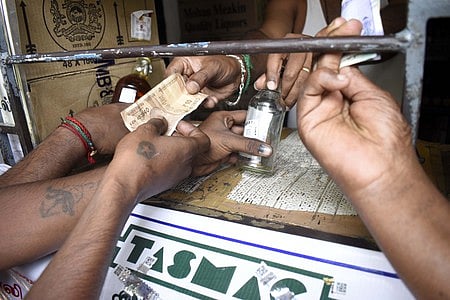 டாஸ்மாக் மதுபானக் கூடங்களில் சட்டவிரோத மது விற்பனை: திடீா் சோதனை நடத்த உத்தரவு