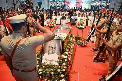 அரசு மரியாதையுடன் வி.எஸ்.அச்சுதானந்தன் உடல் தகனம்- 22 மணி நேர இறுதி ஊா்வலத்தில் ஆயிரக்கணக்கானோா் அஞ்சலி