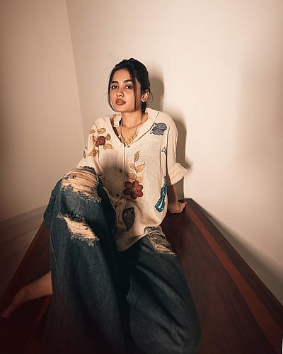 மாய வலை... தேஜு அஸ்வினி!