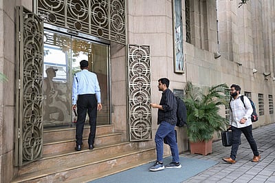 ரூ.3,000 கோடி வங்கிக் கடன் மோசடி: அனில் அம்பானி குழுமத்துக்குத் தொடா்புள்ள 
50 நிறுவனங்களில் அமலாக்கத் துறை சோதனை