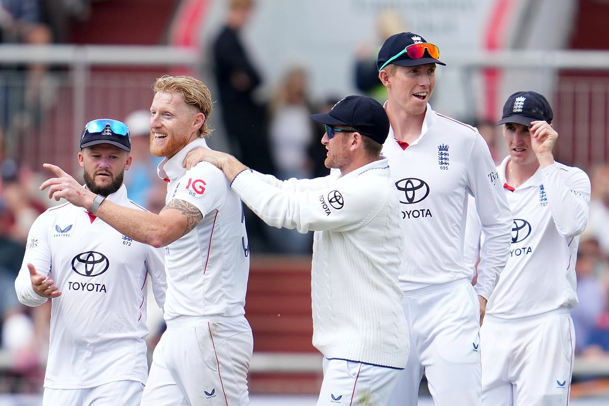 விக்கெட் வீழ்த்திய மகிழ்ச்சியில் இங்கிலாந்து அணியினர்.