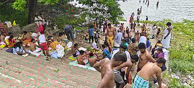 ஆடி அமாவாசை: மேட்டூர் காவிரி கரையில் தர்ப்பணம் செய்ய குவிந்த மக்கள்!