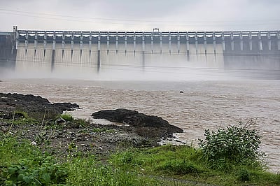 குஜராத்தில் தீவிரமடையும் பருவமழை! முழுக் கொள்ளளவை எட்டிய 28 அணைகள்!