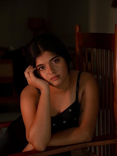 சொல்லாமல் தொட்டுச் செல்லும் தென்றல்... ரேவதி சர்மா!