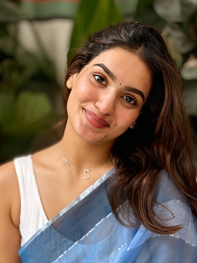 லேசா ஆசை கூட... சானியா ஐயப்பன்!