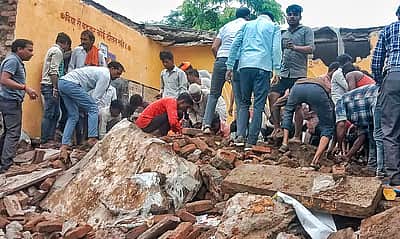 அரசுப்பள்ளி கட்டடம் இடிந்து
விழுந்து 6 மாணவர்கள் பலி! 17 பேர் காயம்!