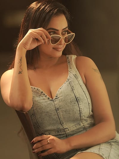 மாடர்ன் நீலாம்பரி... ஜனனி அசோக்குமார்!