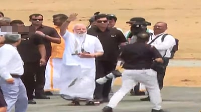 இன்றும் தமிழர் பாரம்பரிய உடையில் பிரதமர் மோடி! 