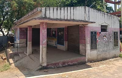 திருவள்ளூா் அருகே 10 ஆண்டுகளாக பயன்பாட்டுக்கு வராத நியாய விலைக்கடை