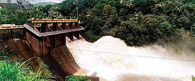 கேரளத்தில் கொட்டித் தீா்க்கும் மழை: வேகமாக நிரம்பி வரும் அணைகள்!