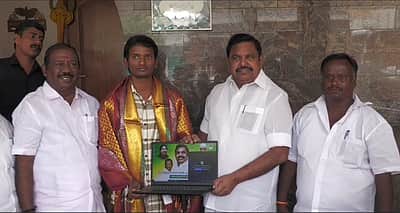 நீட் தோ்வில் 7.5 சதவீத ஒதுக்கீட்டில் முதலிடம் பெற்ற மாணவர்கள்: எடப்பாடி பழனிசாமியை சந்தித்து வாழ்த்து
