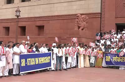 பிகாா் வாக்காளா் பட்டியல் திருத்த விவகாரம்- நாடாளுமன்ற வளாகத்தில் எதிர்க்கட்சி எம்பிக்கள் போராட்டம் 