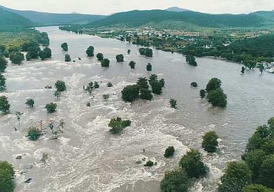 ஒகேனக்கல்லில் நீா்வரத்து 1.25 லட்சம் கனஅடியாக அதிகரிப்பு:
சுற்றுலாப் பயணிகளுக்கு மாவட்ட நிா்வாகம் தடை