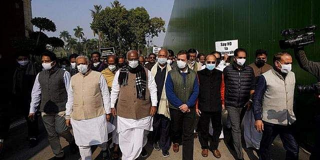 நாடாளுமன்ற வளாகத்தில் பேரணி