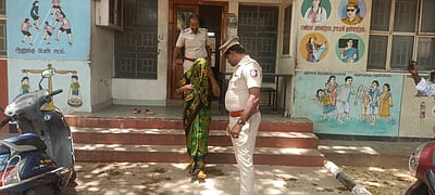 திருவள்ளூர் மகளிர் காவல் நிலையம் முன்பு பெண் தீக்குளிக்க முயற்சி!