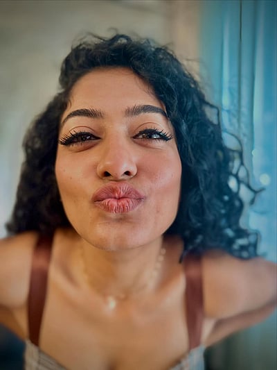 கிஸ் மீ... அஞ்சலி நாயர்!