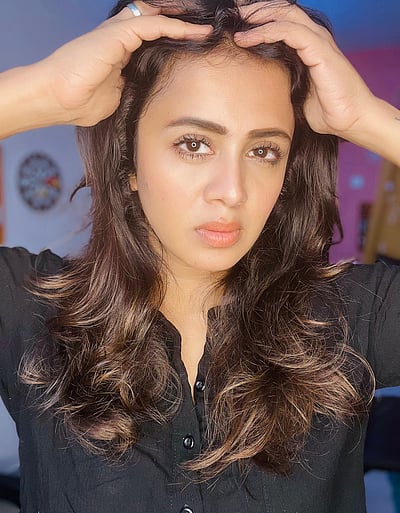 கூந்தல் நெளிவில்... அஞ்சனா ரங்கன்!