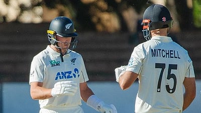 டெவான் கான்வே, டேரில் மிட்செல் அரைசதம்; 2-வது இன்னிங்ஸில் ஜிம்பாப்வே தடுமாற்றம்!