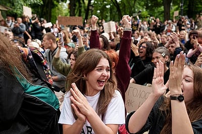 உக்ரைன்: சா்ச்சைக்குரிய மசோதா திருத்தங்களுடன் நிறைவேற்றம் 