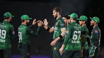 ஒரே ஓவரில் ஆட்டத்தை மாற்றிய நவாஸ்: பாகிஸ்தானுக்கு முதல் வெற்றி! 