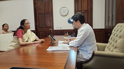 அய்யலூா் கோம்பையில் அலைபேசி கோபுரப் பணிகளை விரைவுபடுத்த வேண்டும்: மத்திய அமைச்சரிடம் ஜோதிமணி எம்.பி. மனு