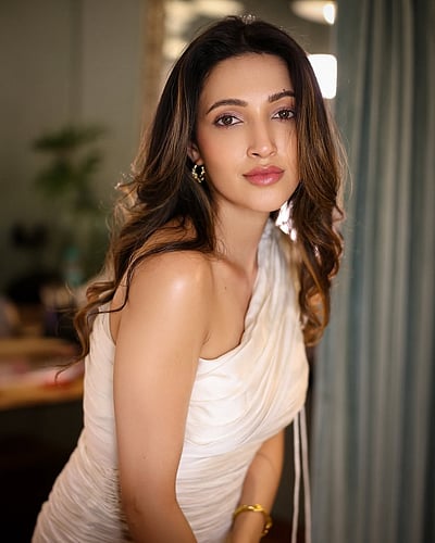 வெள்ளை ரோஜா... நேஹா ஷெட்டி!