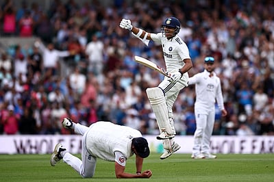 2-ஆவது இன்னிங்ஸில் 400 ரன்களை நூலிழையில் தவறவிட்ட இந்தியா: அபார முன்னிலை!