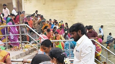 ஆடிப்பெருக்கு: காவிரி கரையில் திரண்ட மக்கள்!