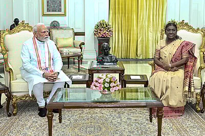 குடியரசுத் தலைவர் முர்முவுடன் பிரதமர் மோடி சந்திப்பு  