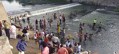 மேட்டூரில் ஆடிப்பெருக்கு விழா: புனித நீராட குவிந்த மக்கள்!