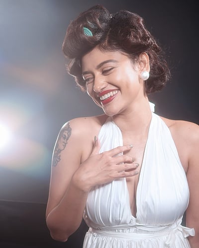 மேரிலிண் மன்ரோ லுக்... ஓவியா!